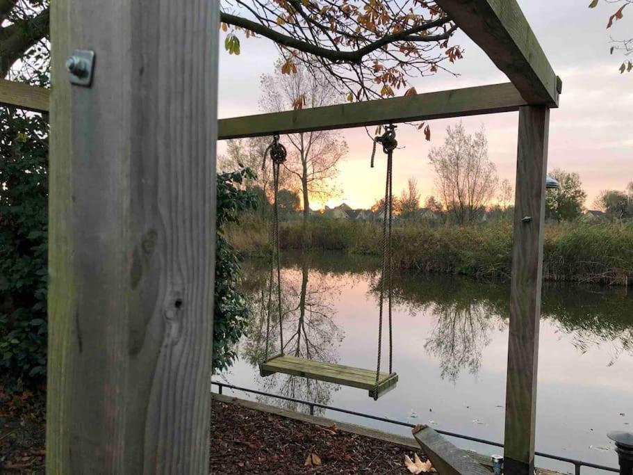 Gezellige Pipo Met Grote Schommel Aan Het Water Villa Medemblik Kültér fotó