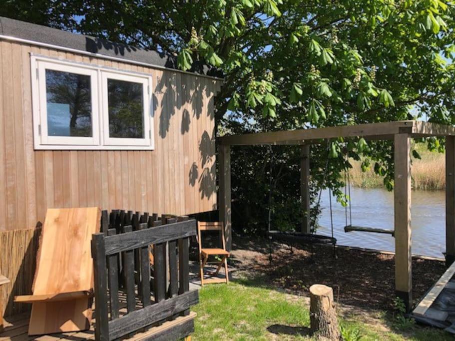 Gezellige Pipo Met Grote Schommel Aan Het Water Villa Medemblik Kültér fotó