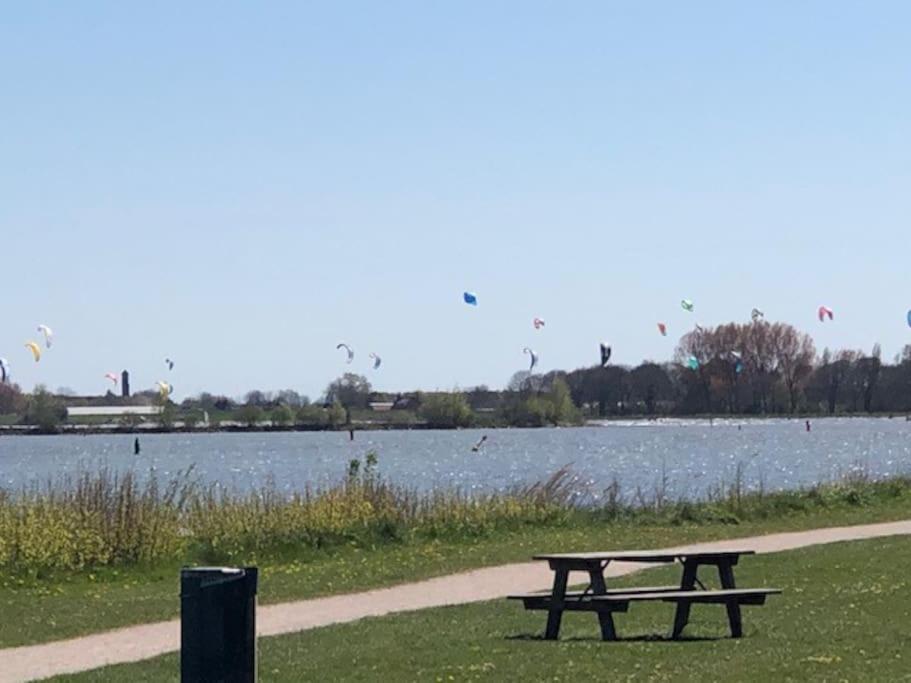 Gezellige Pipo Met Grote Schommel Aan Het Water Villa Medemblik Kültér fotó