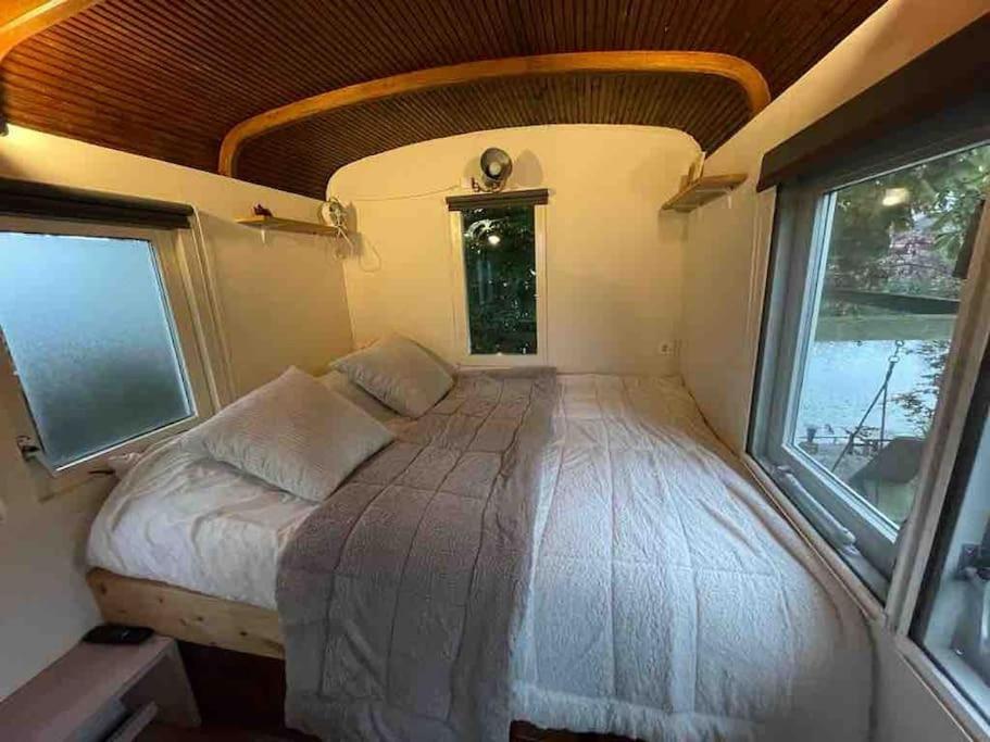 Gezellige Pipo Met Grote Schommel Aan Het Water Villa Medemblik Kültér fotó