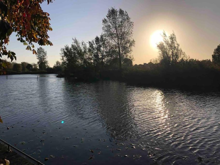 Gezellige Pipo Met Grote Schommel Aan Het Water Villa Medemblik Kültér fotó