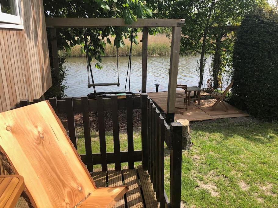 Gezellige Pipo Met Grote Schommel Aan Het Water Villa Medemblik Kültér fotó