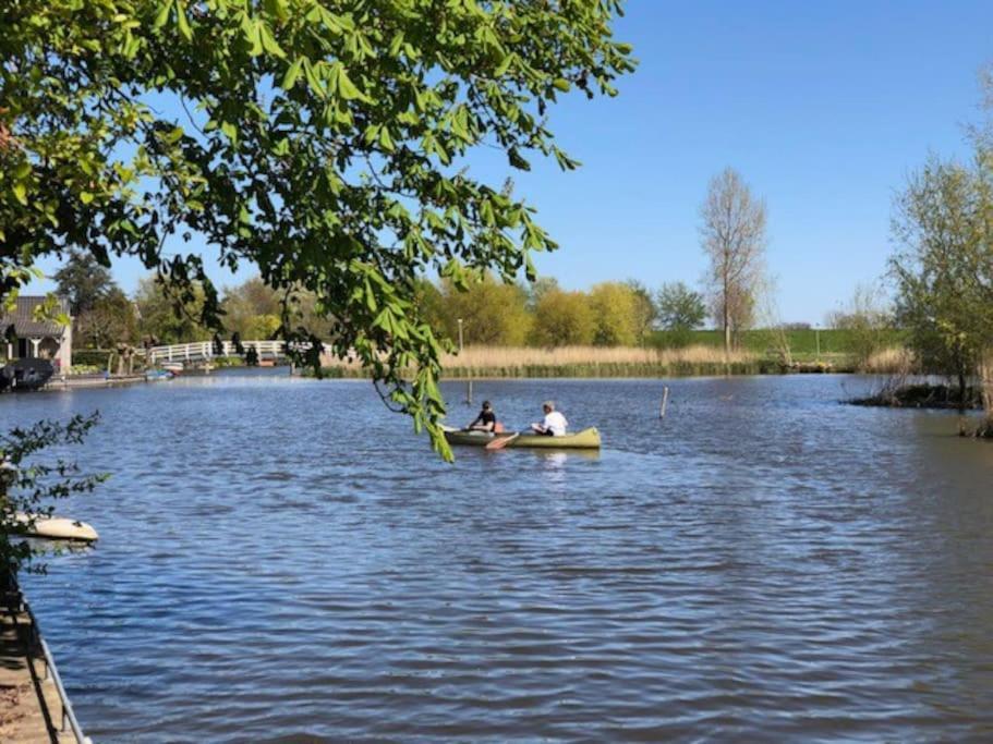 Gezellige Pipo Met Grote Schommel Aan Het Water Villa Medemblik Kültér fotó