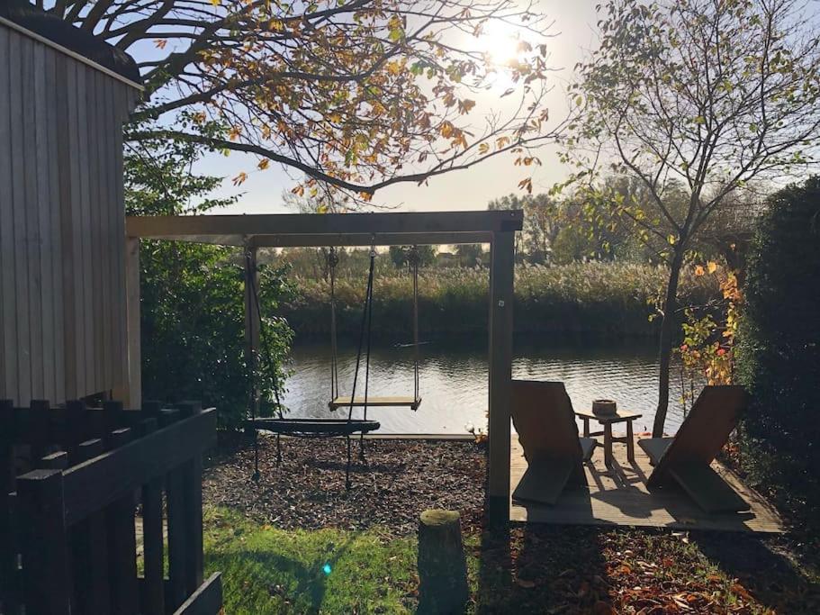 Gezellige Pipo Met Grote Schommel Aan Het Water Villa Medemblik Kültér fotó